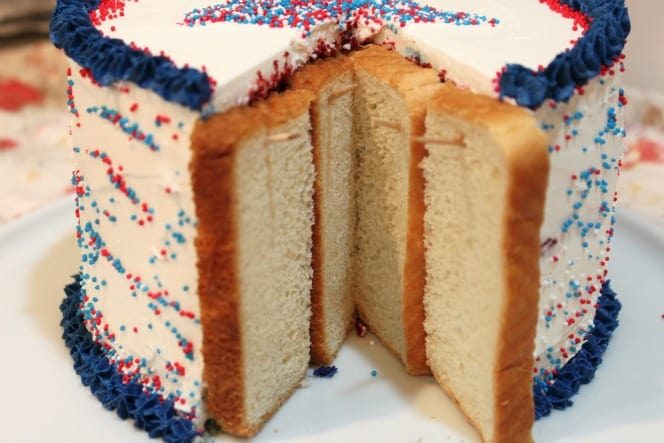 keep cake fresh with slice of bread